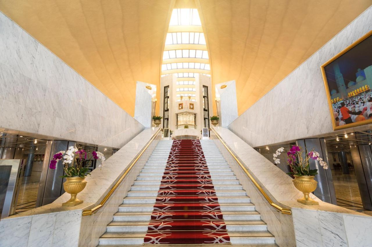 Officers Club & Hotel Abu Dhabi Ngoại thất bức ảnh The staircase of the hotel