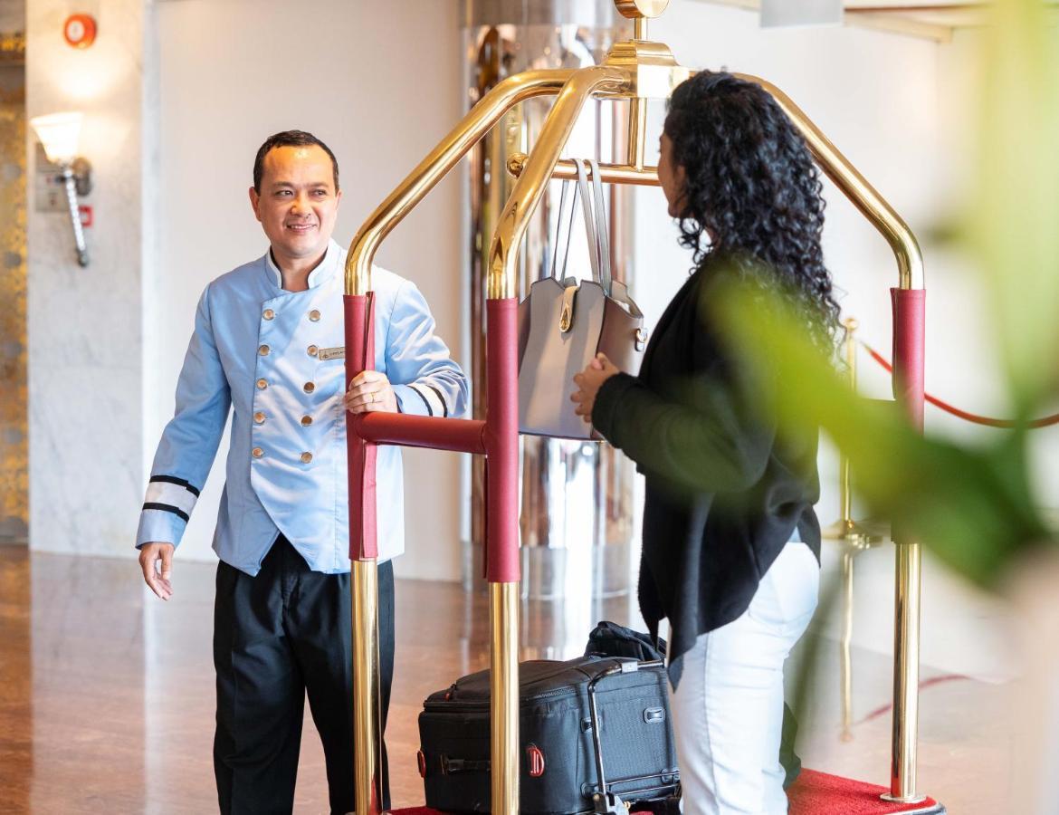 Officers Club & Hotel Abu Dhabi Ngoại thất bức ảnh A bellboy at work