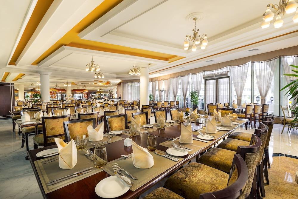 Officers Club & Hotel Abu Dhabi Ngoại thất bức ảnh The restaurant