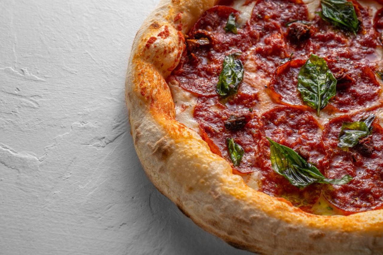 Officers Club & Hotel Abu Dhabi Ngoại thất bức ảnh A deep-dish pizza