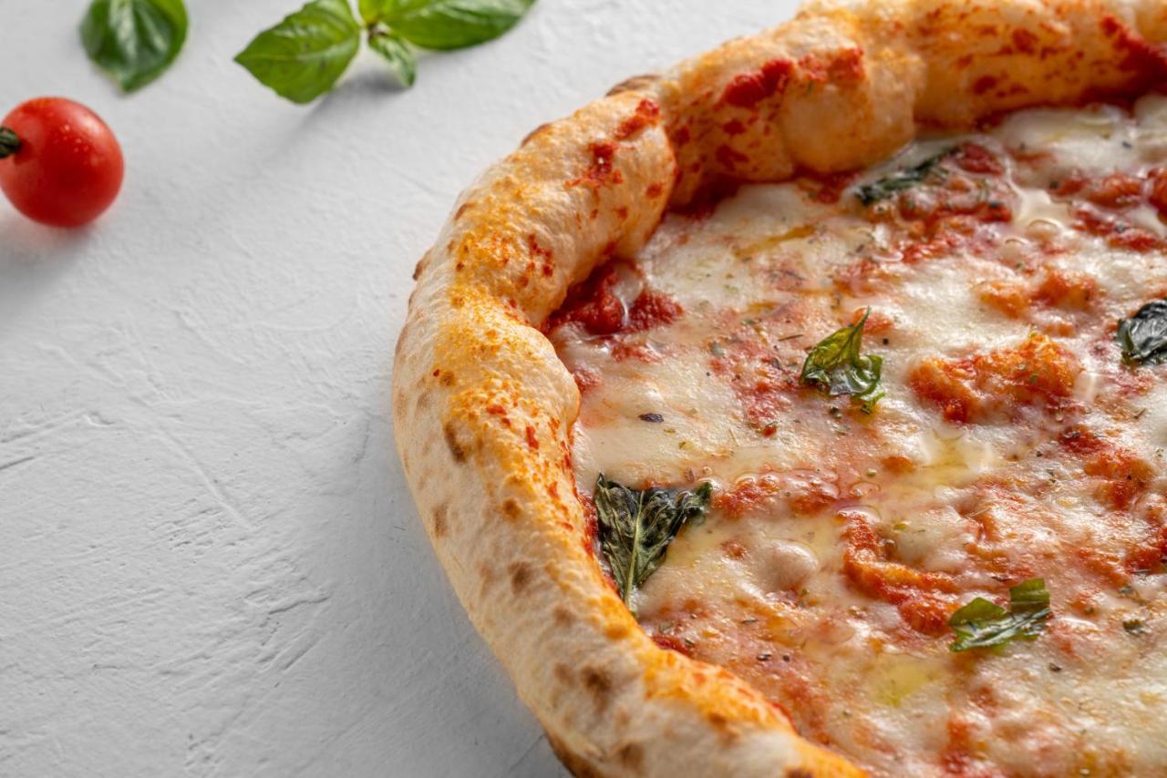 Officers Club & Hotel Abu Dhabi Ngoại thất bức ảnh A pizza with a deep-dish crust