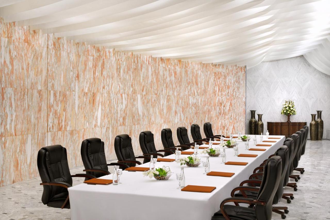 Officers Club & Hotel Abu Dhabi Ngoại thất bức ảnh A meeting room