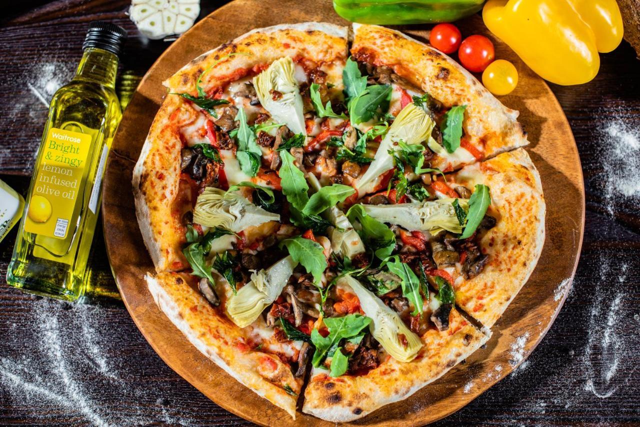 Officers Club & Hotel Abu Dhabi Ngoại thất bức ảnh A vegan pizza