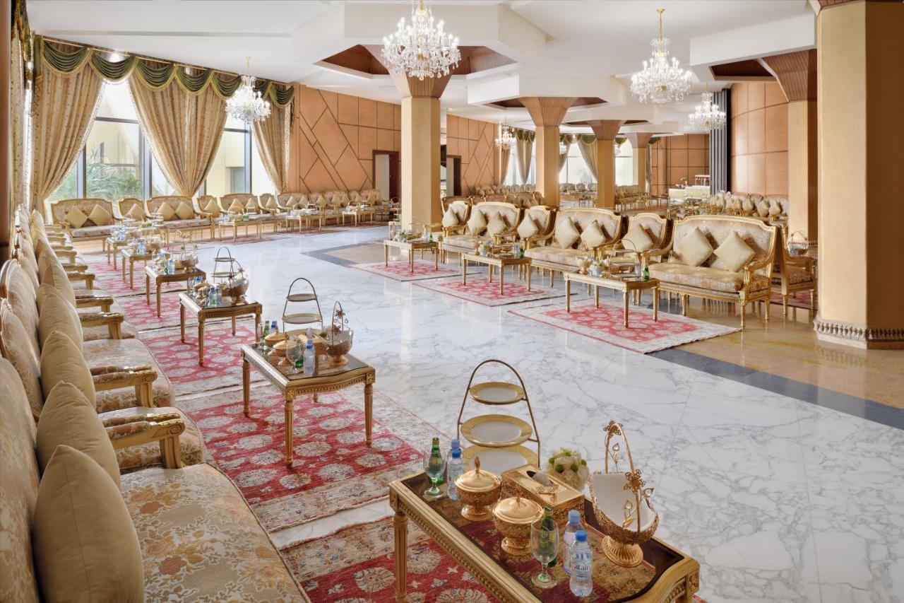 Officers Club & Hotel Abu Dhabi Ngoại thất bức ảnh The Majlis Al Arab Ballroom