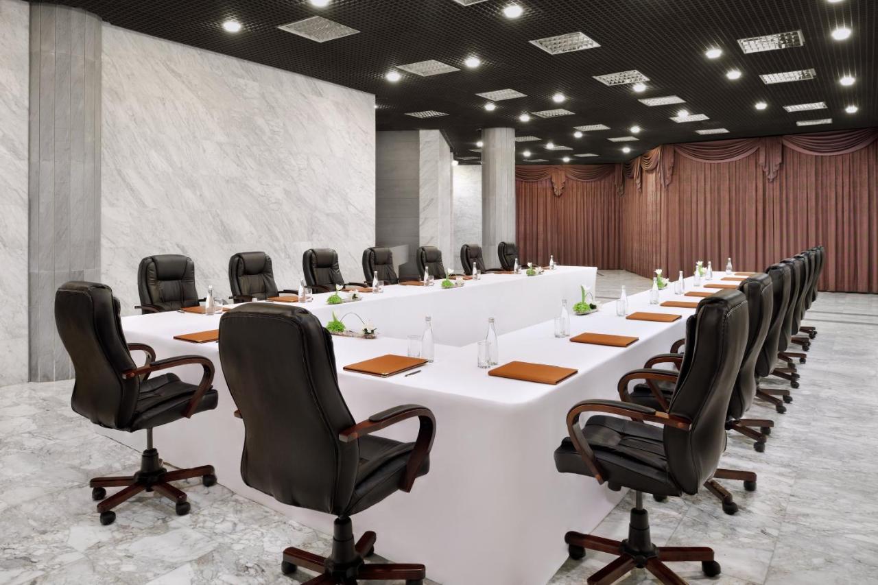 Officers Club & Hotel Abu Dhabi Ngoại thất bức ảnh Boardroom
