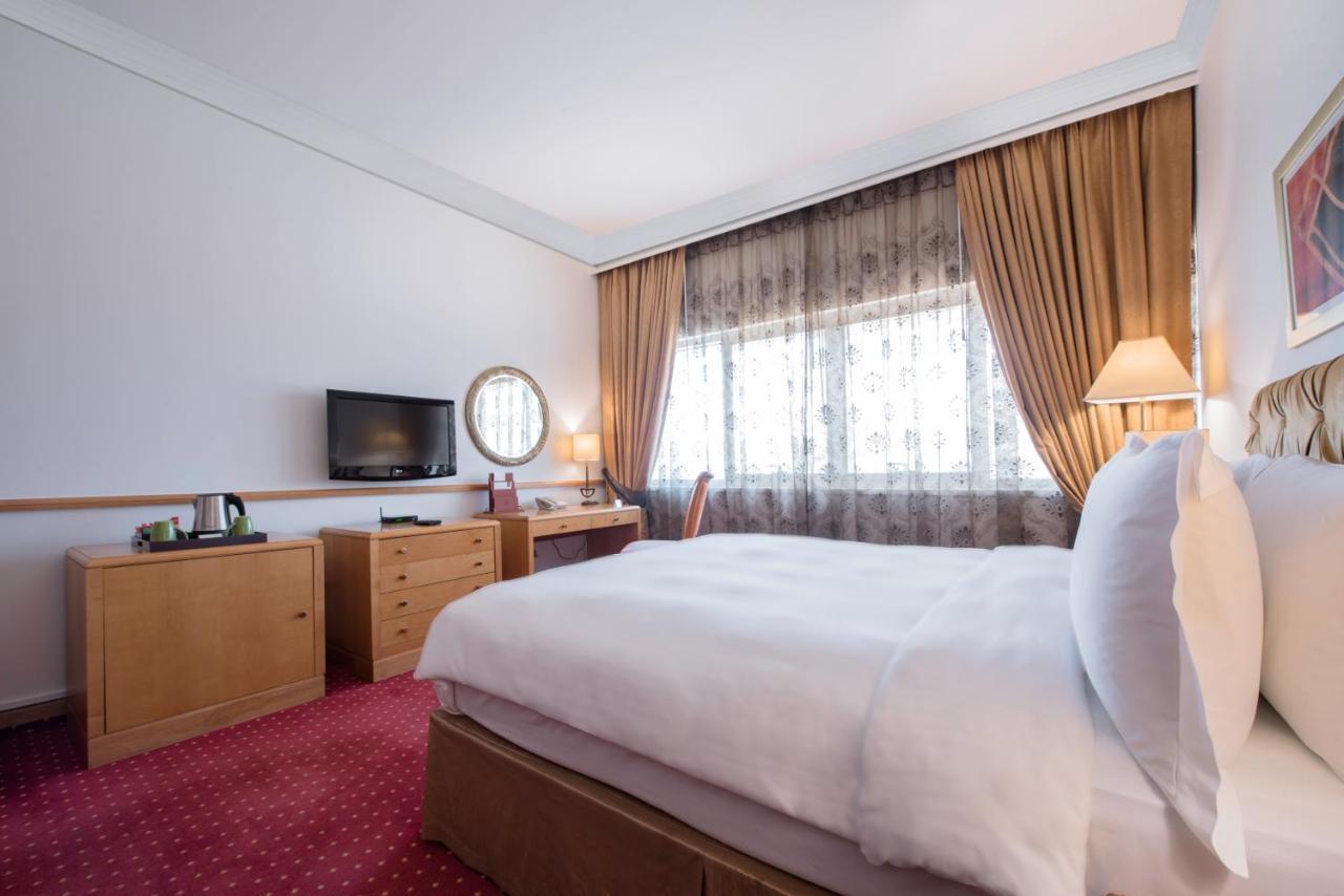 Officers Club & Hotel Abu Dhabi Ngoại thất bức ảnh A room at the hotel