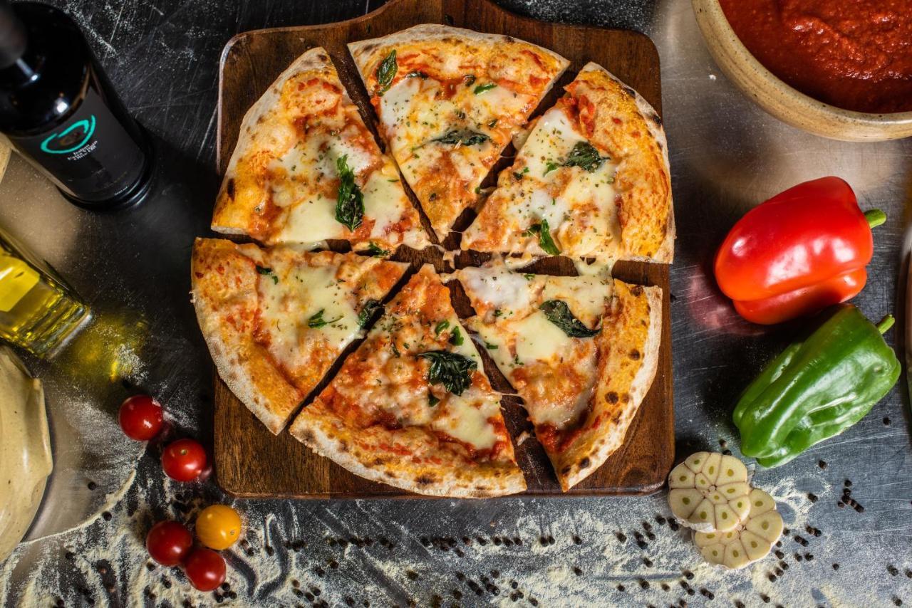 Officers Club & Hotel Abu Dhabi Ngoại thất bức ảnh Pizza