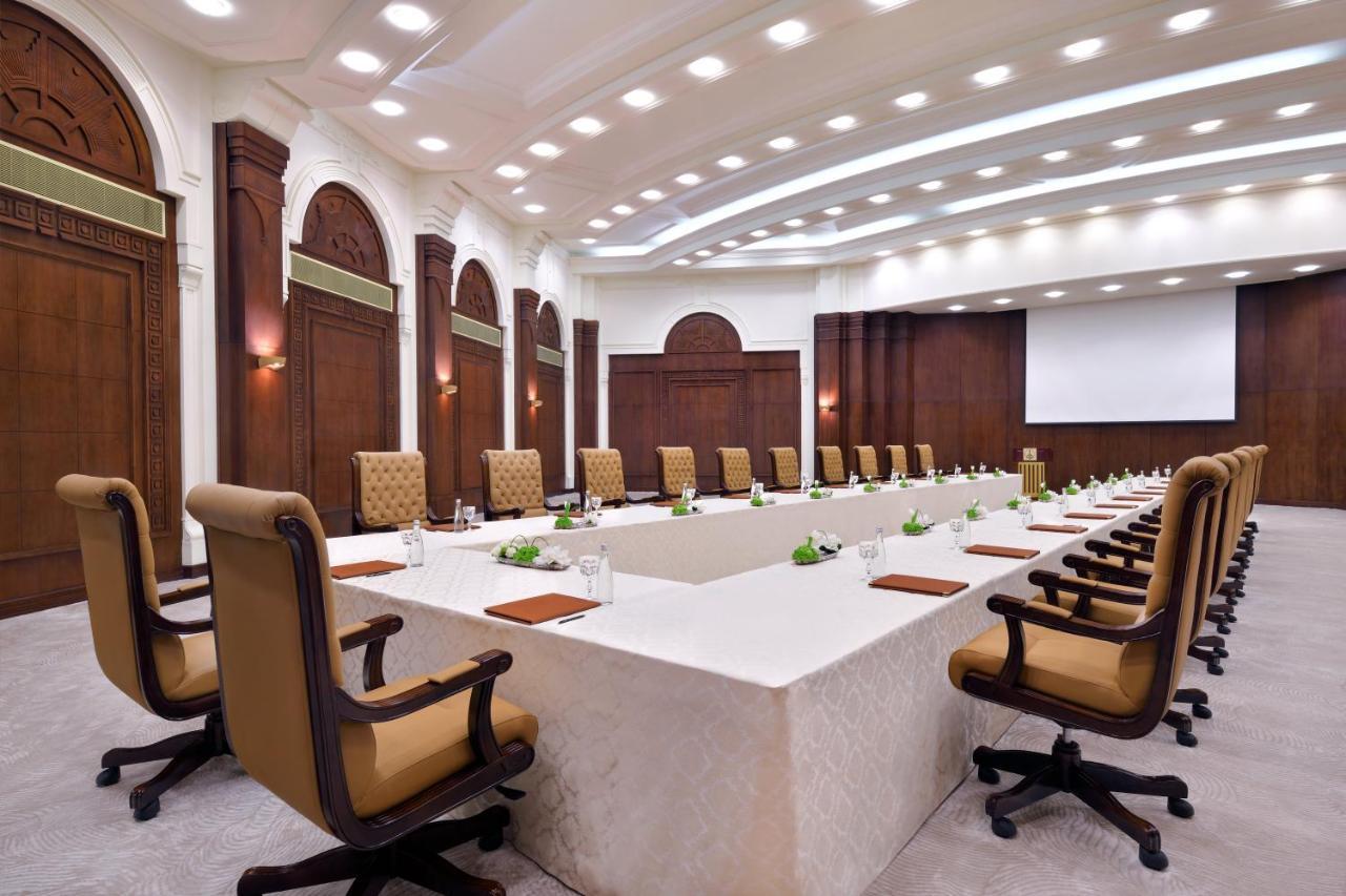 Officers Club & Hotel Abu Dhabi Ngoại thất bức ảnh Meeting room at the Taj Mahal Palace, Mumbai