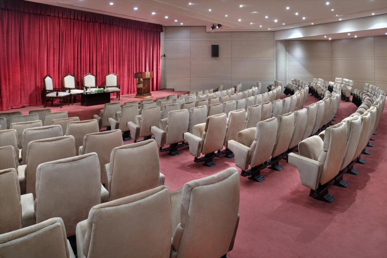 Officers Club & Hotel Abu Dhabi Ngoại thất bức ảnh The main auditorium