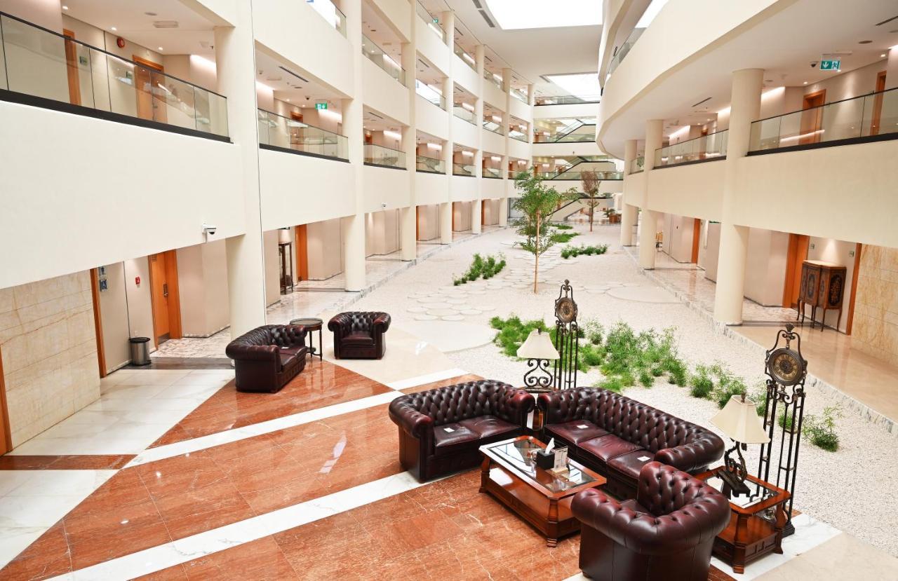 Officers Club & Hotel Abu Dhabi Ngoại thất bức ảnh Lobby
