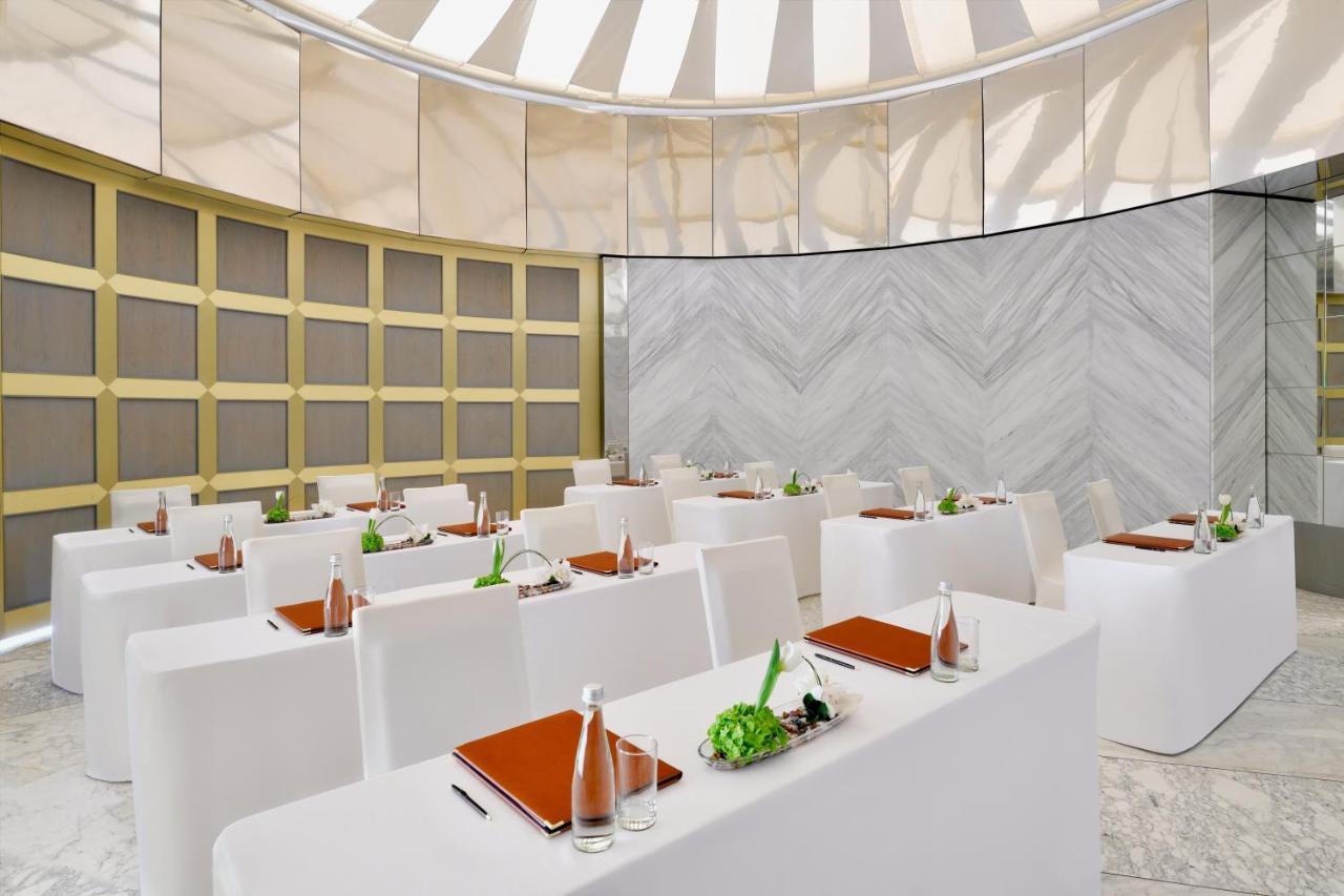 Officers Club & Hotel Abu Dhabi Ngoại thất bức ảnh The meeting room