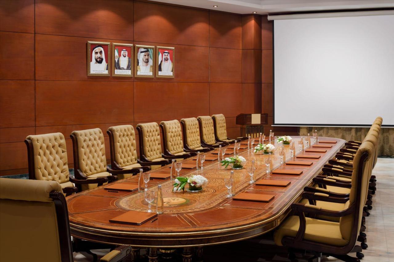 Officers Club & Hotel Abu Dhabi Ngoại thất bức ảnh A boardroom
