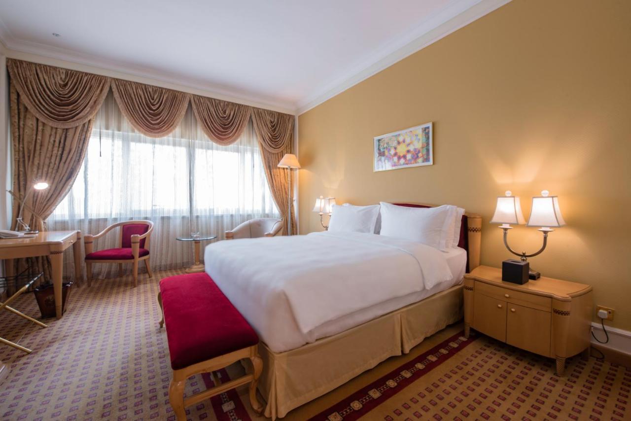 Officers Club & Hotel Abu Dhabi Ngoại thất bức ảnh A room at the hotel