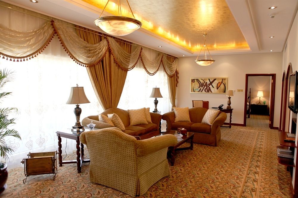 Officers Club & Hotel Abu Dhabi Ngoại thất bức ảnh A living room