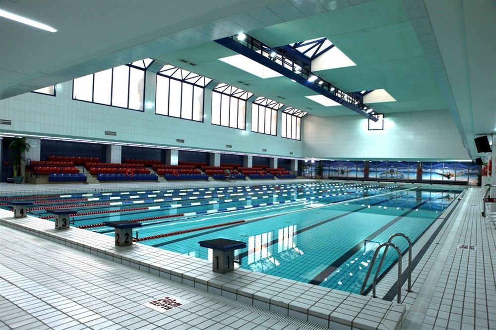 Officers Club & Hotel Abu Dhabi Ngoại thất bức ảnh The swimming pool