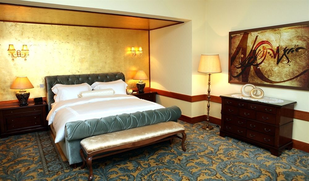 Officers Club & Hotel Abu Dhabi Ngoại thất bức ảnh A bedroom at the hotel